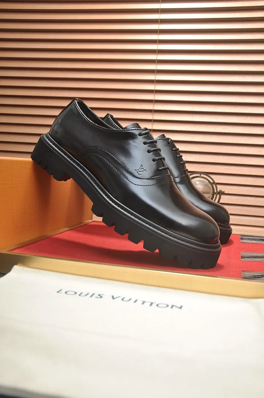 Men's men's shoes 💰640💶 [LV] (original single cowhide lining) 🍀LV's latest genuine leather business suit shoes are launched simultaneously on the official website. The first-layer cowhide imported from Italy is made of heavy gold, 💥official website 1:1 rubber outsole. Versatile to wear, high-end without losing class, and the color combination is extraordinary. This four-season style is alluring when worn on your feet, showing off your big-name flair. Standard code 38-45 (45 customized)